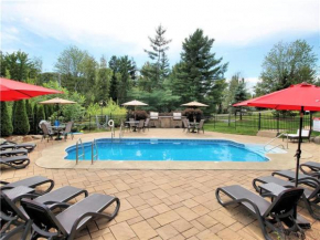 Отель Condo Ski Montagne Bromont - Vélo - Golf - Parc Aquatique - Piscine chauffée  Бромон